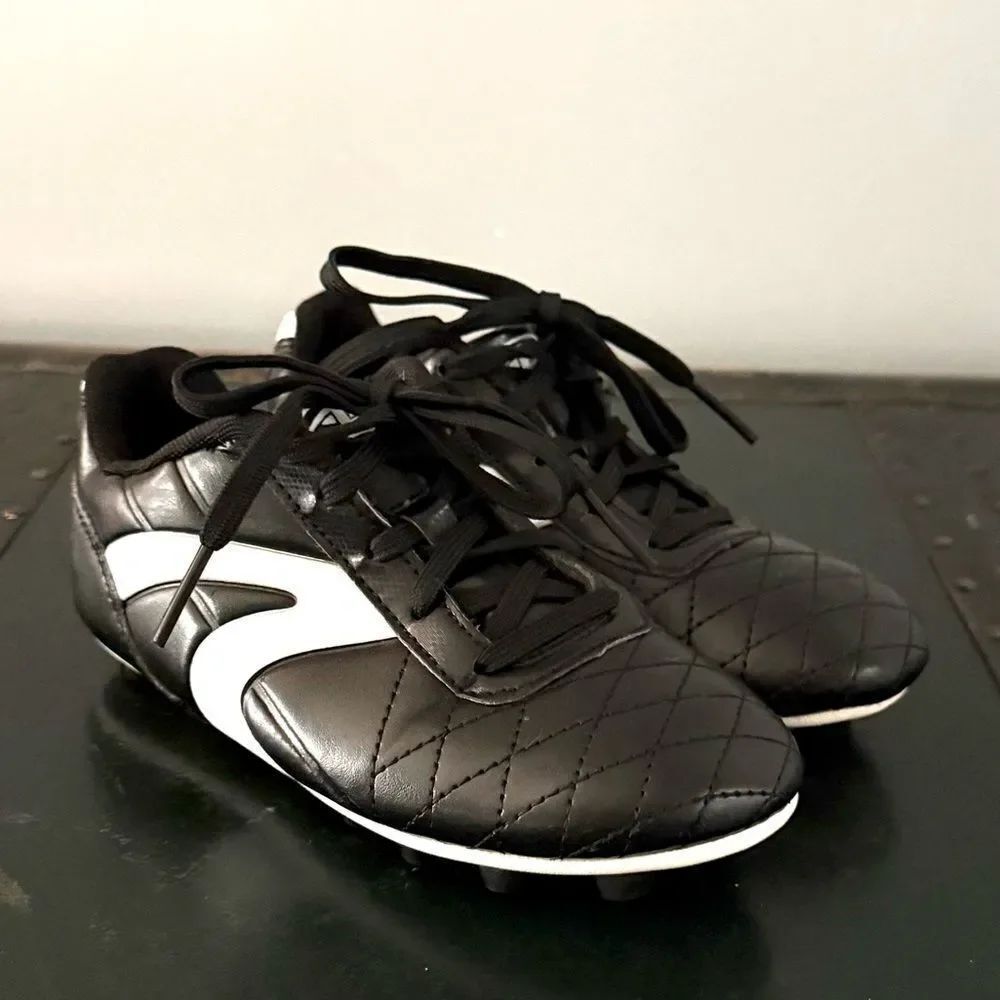 Athletic Works Boys Size 1 Soccer Cleats Black White